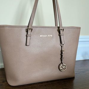 Michael Kors Jet Set Zip Top Tote Bag